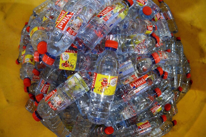Das Wasser der betroffenen Marken ist wohl nicht so „natürlich rein“, wie es Nestlé bisher vermarktet hatte. (Bild: SEBASTIEN BOZON/AFP/picturedesk.com)