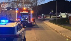 Ein Einsatzfoto der Feuerwehr: Nach dieser langen Kurve prallte der Lenker gegen die ...