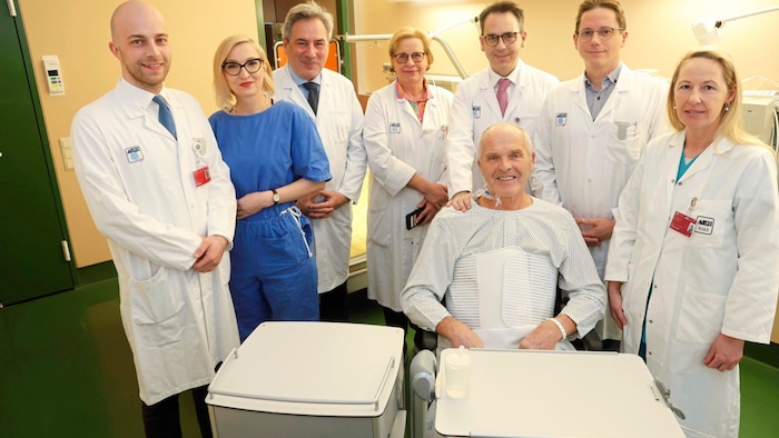 Das bestens eingespielte OP-Team um den neuen AKH-Herzchef Daniel Zimpfer (3. v. re.) rettete dem 70-Jährigen in letzter Minute das Leben.