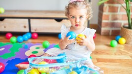 Schon mit Kleinkindern kann man aussortieren, was nicht mehr benötigt, geliebt, gebraucht wird. (Bild: stock.adobe.com - Krakenimages.com)