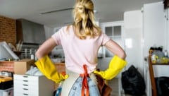Wer eine saubere Wohnung will, kann selbst zu Wischlappen und Kübel greifen – oder jemanden ...