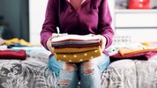 Aussortierte Kleidung muss nicht immer im Müll landen.