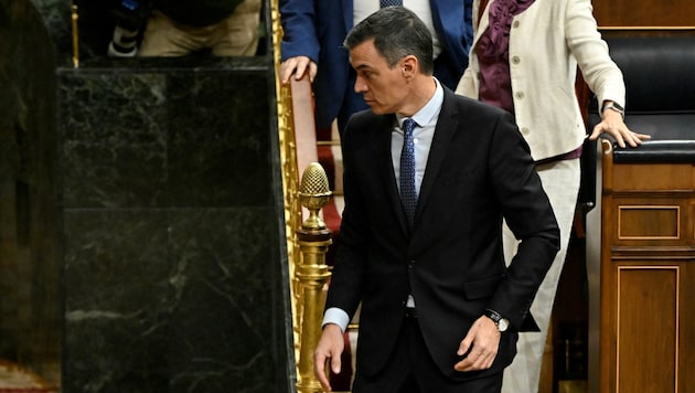 Spaniens Premier Pedro Sanchez verließ nach der Abstimmung zerknirscht den Parlamentssaal. (Bild: AFP)