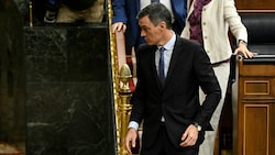 Spaniens Premier Pedro Sanchez verließ nach der Abstimmung zerknirscht den Parlamentssaal. (Bild: AFP)