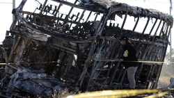 Der ausgebrannte Bus (Bild: AFP)