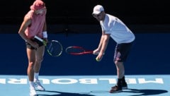 Holger Rune (li.) trennt sich von Severin Lüthi (re.). (Bild: APA/AFP/DAVID GRAY)