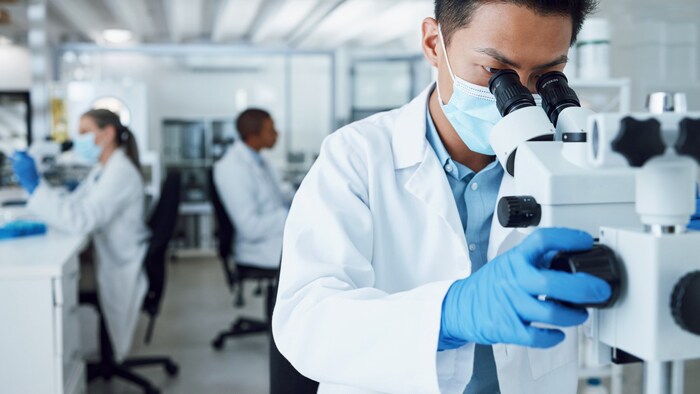Im Labor entdeckte man, wie ein Protein die Bakterien umhüllt und unschädlich macht.
