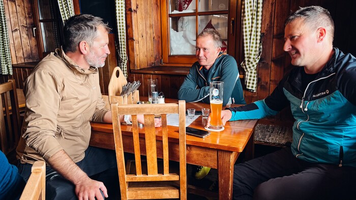 Die Skitourengeher Werner Ortner und Edi Korber aus Oberdrauburg im Gespräch mit Hannes Wallner ...