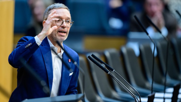 FPÖ leader Herbert Kickl also wants to implement a zero wage round for state politicians. (Bild: APA/MAX SLOVENCIK)