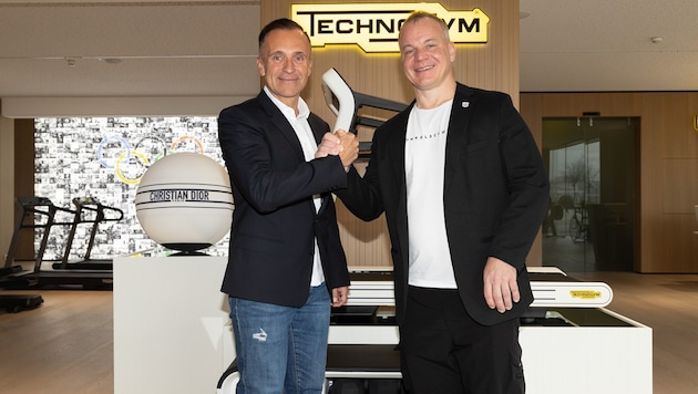 Technogym-CEO Gottfried Wurpes (links) mit LASK-CEO Siegmund Gruber (Bild: Technogym)