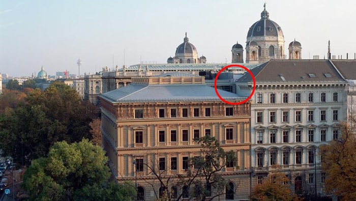 Identitäre um Martin Sellner & Co. erklommen das Dach des Palais Epstein, das zum Parlament ...