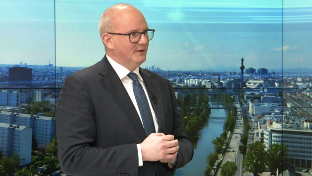 Flughafen-Wien-Vorstand Julian Jäger im krone.tv-Talk (Bild: krone.tv)