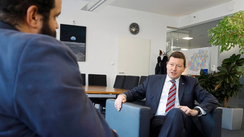 Martin Selmayr im Interview mit „Krone“-Redakteur Clemens Zavarsky (Bild: Klemens Groh)