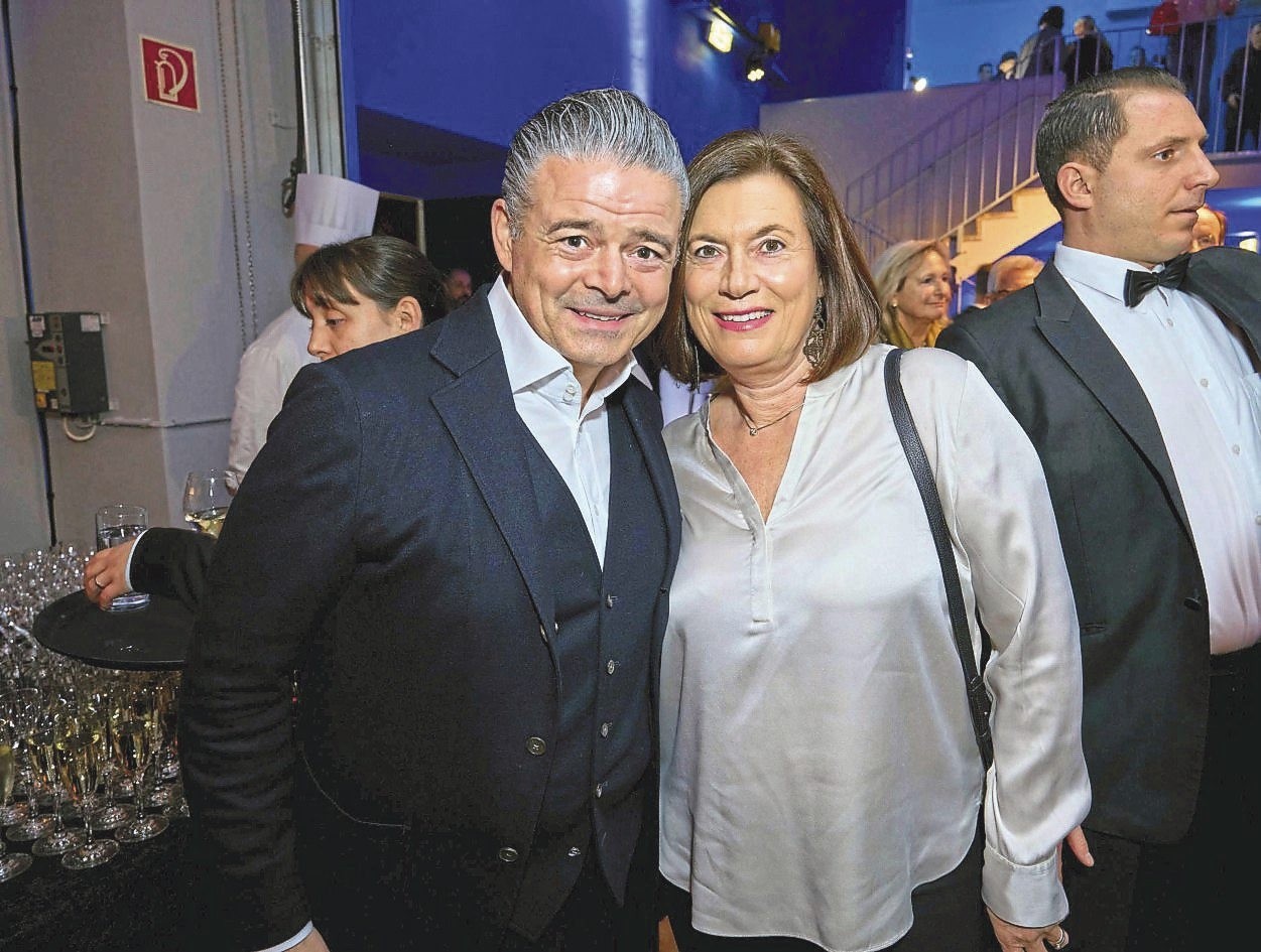 Herd-, und TV-Star Andi Wojta mit Gattin Gabi (Bild: Starpix / A. Tuma) Herd-, und TV-Star Andi Wojta mit Gattin Gabi (Bild: Starpix / A. Tuma)