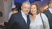 Jetzt hat sie ihn wieder ganz für sich alleine: Andi Wojta bei seiner Ehefrau Gabi. (Bild: Starpix / A. Tuma)