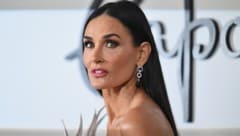 Demi Moore ist schon lange nicht mehr mit Bruce Willis verheiratet, dennoch steht sie ihm bei und kümmert sich gemeinsam mit ihren Töchtern und seiner Ehefrau Emma Willis um den demenzkranken Star.  (Bild: AFP or licensors)