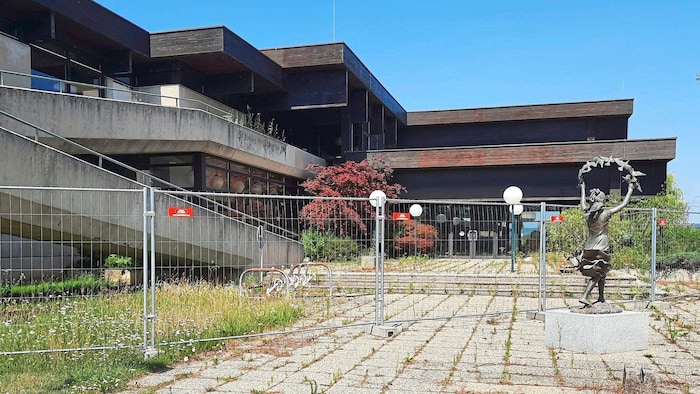 Seit über drei Jahren ist das Hallenbad in Neusiedl am See wegen Einsturzgefahr gesperrt.