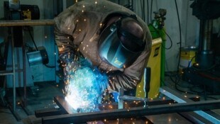 Burgi wird rund 100 Stunden brauchen, bis der Metallturm fertig ist.