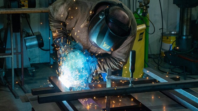 Burgi wird rund 100 Stunden brauchen, bis der Metallturm fertig ist.