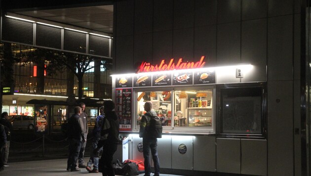 The drama happened at a sausage stand (symbolic image). (Bild: Schiel Andreas)