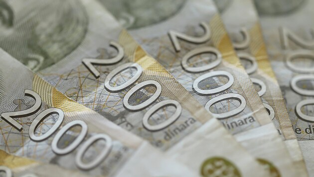 Obwohl seit 2002 der Euro die offizielle Währung des Kosovo ist, wurde bisher auch der serbische Dinar geduldet. (Bild: KSCHiLI - stock.adobe.com)