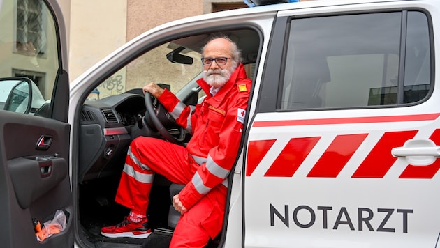 Kurt Radler-Wöss (72) en başından beri acil sağlık görevlisi. Bugün hala Kızıl Haç'ta aktif olarak çalışıyor. (Bild: © Harald Dostal / 2024)
