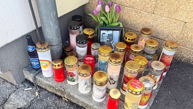 Graz'ın Gries semtindeki barın önünde şimdi mumlar ve tekmelenerek öldürülen 54 yaşındaki kişinin bir fotoğrafı var. (Bild: Christian Jauschowetz)