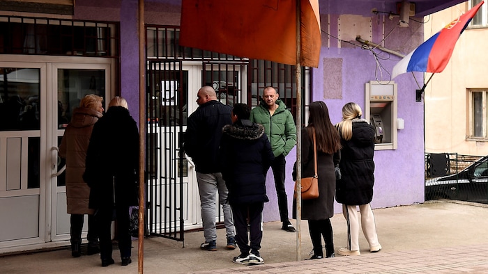Wartende Kunden vor einer „serbischen“ Bank in der nordkosovarischen Stadt Leposavic