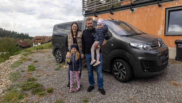Rodina Feichtenschlagerů se svým E-Citroënem. Kvůli vozu se rozhořel právní spor. (Bild: Scharinger Daniel)