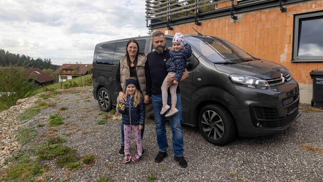 Die Familie Feichtenschlager mit ihrem E-Citroën. Um das Auto war ein Rechtsstreit ausgebrochen. (Bild: Scharinger Daniel)