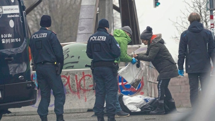 Nachdem ein Angler einen Unterschenkel des Opfers an Land gezogen hatte, konnten Polizei-Taucher ...