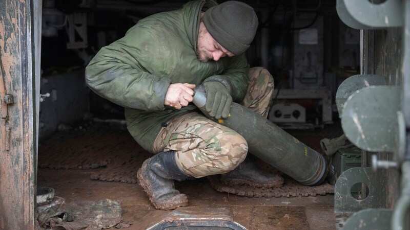 Ein ukrainischer Soldat bereitet Artilleriemunition vor. (Bild: AP)