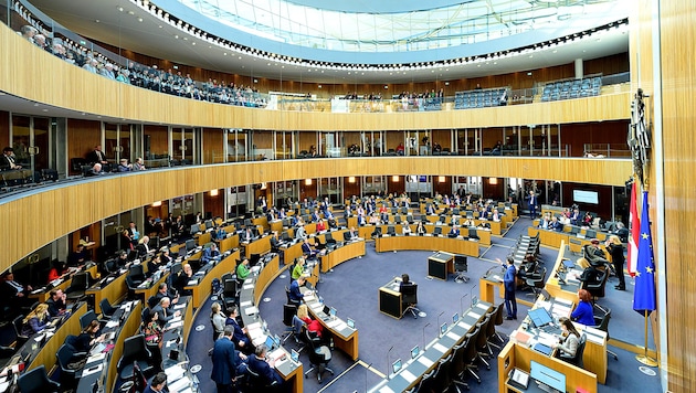 Die Sitze im Nationalrat sind heiß begehrt und mit 10.531 Euro brutto im Monat gut bezahlt. (Bild: APA/MAX SLOVENCIK)