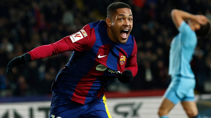 Vitor Roque cheers in the Barca shirt (Bild: Associated Press)