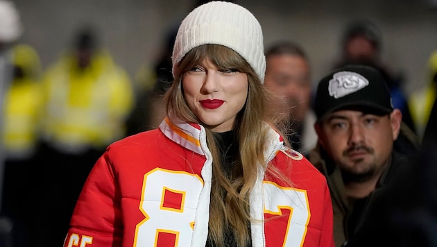 Taylor Swift is giving a concert in Tokyo the day before the Super Bowl. Will she still make it in time for her boyfriend's big football final? (Bild: AP)