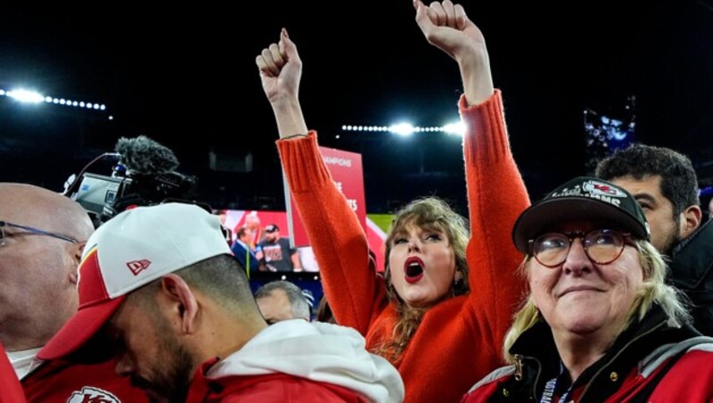 Taylor Swift bejubelt den Einzug der Kansas City Chiefs in den Super Bowl. (Bild: AP)