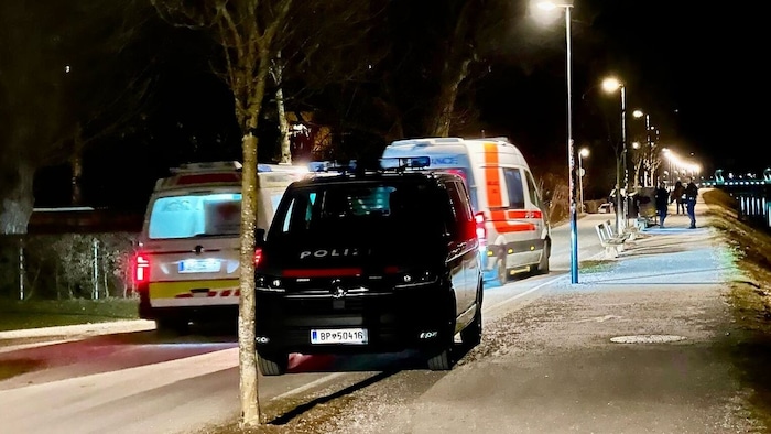 Einsatzfahrzeuge standen direkt neben dem Lehener Park in Salzburg.