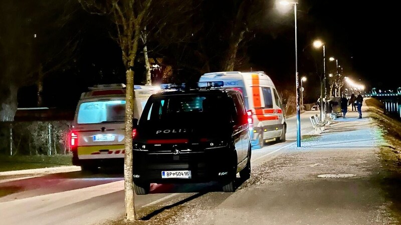 Einsatzfahrzeuge standen direkt neben dem Lehener Park in Salzburg. (Bild: Markus Tschepp)