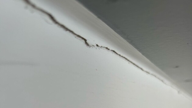 A crack in the staircase of a terraced house in Ternitz (Bild: „Krone“-Leserreporter)