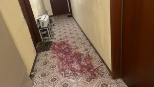 So hat es vor der Wohnung des Opfer ausgesehen – der 30-Jährige wurde mit insgesamt 18 Messerstichen hingerichtet und ist verblutet. (Bild: Uta Rojsek-Wiedergut)