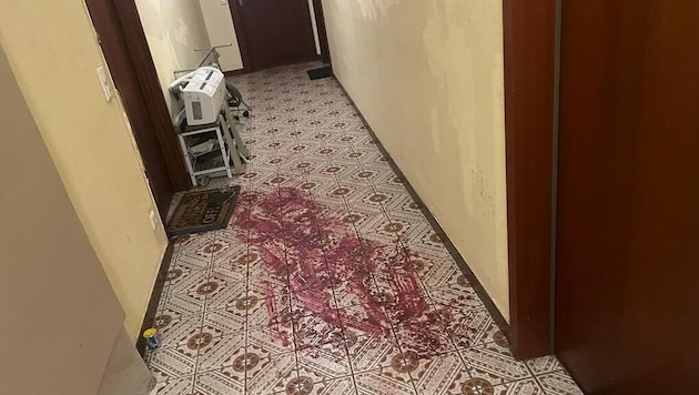 This is what it looked like outside the victim's apartment - the 30-year-old was executed with a total of 18 stab wounds and bled to death. (Bild: Uta Rojsek-Wiedergut)