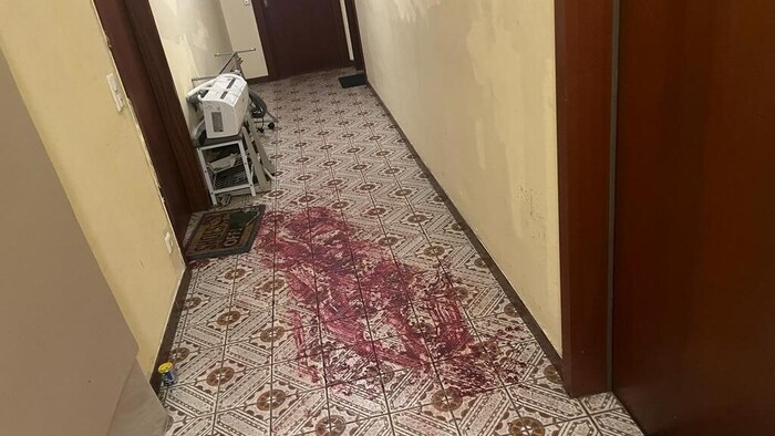 Ślady krwi można zobaczyć przed mieszkaniem zmarłego mężczyzny.
