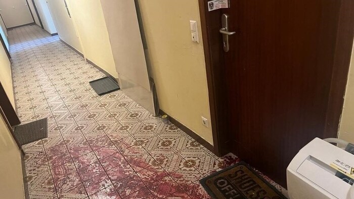 Ślady krwi można zobaczyć przed mieszkaniem zmarłego mężczyzny.
