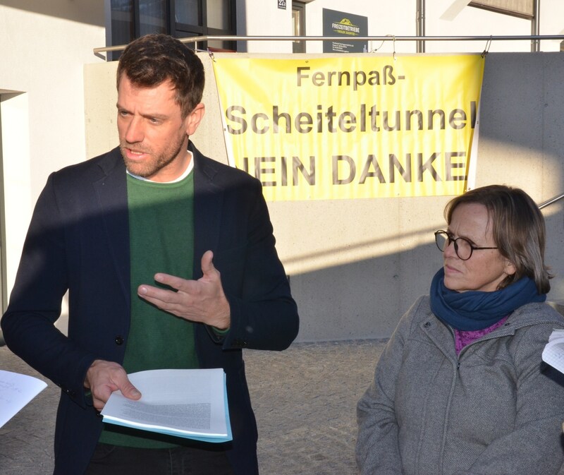 Klubobmann Gebi Mair legte gemeinsam mit der Außerferner Bezirkschefin der Grünen, Margit Dablander, am Eingang zur Info-Messe ihre Sicht der Dinge dar: Nein zur Maut am Fernpass ohne Realisierung des Bahntunnels. (Bild: Hubert Daum)