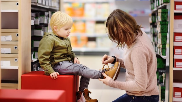 Kinderschuhe der Marke Richter gehören bei vielen Eltern dazu (Symbolbild). (Bild: stock.adobe.com/Maria Sbytova)