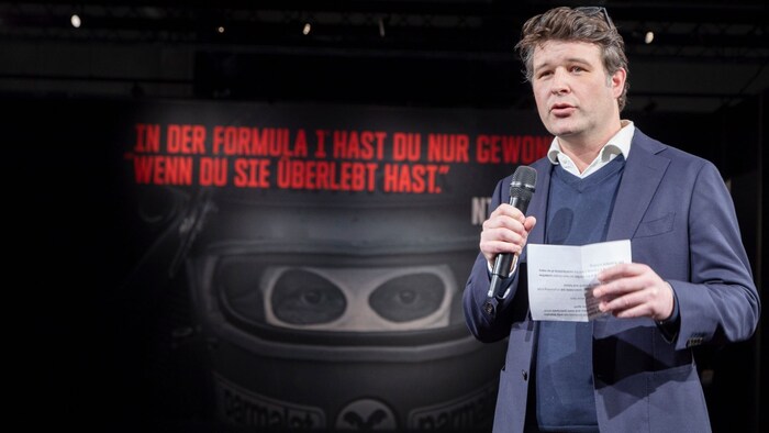 Kurator Timothy Harvey achtete bei der Ausstellung auf alle Details.