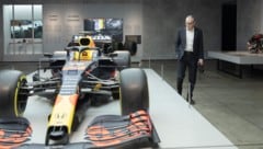 Formel-1-Chef Stefano Domenicali begutachtet das Weltmeisterauto von Max Verstappen aus dem Jahr 2021. (Bild: Jürgen Hammerschmid)