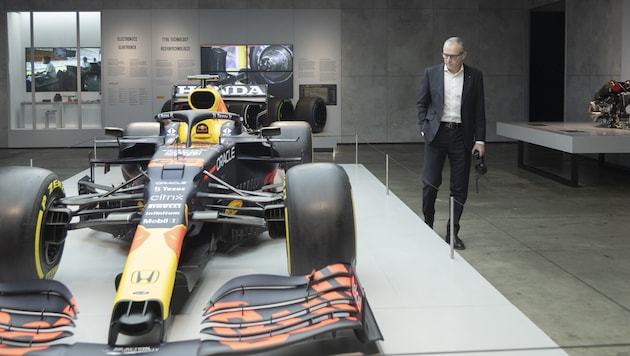 Formel-1-Chef Stefano Domenicali begutachtet das Weltmeisterauto von Max Verstappen aus dem Jahr 2021. (Bild: Jürgen Hammerschmid)
