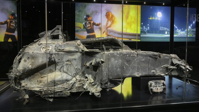 Ein Moment zum Innehalten: Das Wrack des ausgebrannten Wagens von Romain Grosjean.