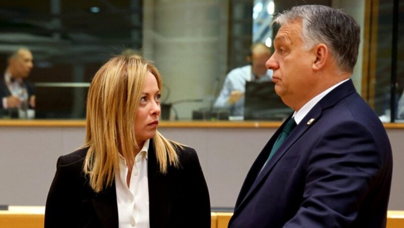 Italiens Regierungschefin Giorgia Meloni und Ungarns Ministerpräsident Viktor Orban erörterten den Fall Ilaria Salis bei einem bilateralen Treffen. (Bild: APA/AFP/Ludovic MARIN)